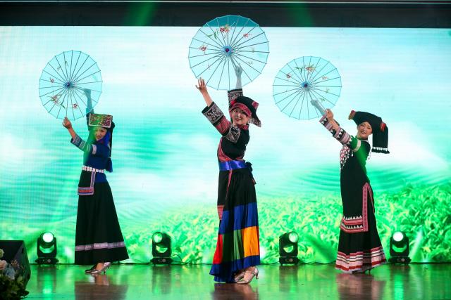 (260924) -- YANGON, Sept. 24, 2026 (Xinhua) -- Artists perform traditional dances during an event to celebrate the upcoming Mid-Autumn Festival in Yangon, Myanmar, Sept. 23, 2026. TO GO WITH "Asia-Pacific Community: Mooncakes, tea foster China-Myanmar cultural harmony" (Xinhua/Myo Kyaw Soe)