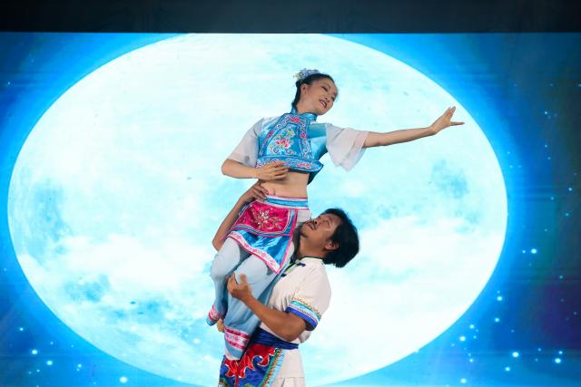 (260924) -- YANGON, Sept. 24, 2026 (Xinhua) -- Artists perform traditional dances during an event to celebrate the upcoming Mid-Autumn Festival in Yangon, Myanmar, Sept. 23, 2026. TO GO WITH "Asia-Pacific Community: Mooncakes, tea foster China-Myanmar cultural harmony" (Xinhua/Myo Kyaw Soe)
