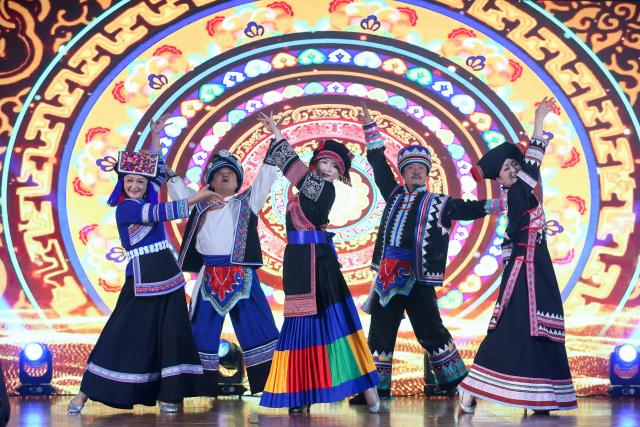 (260924) -- YANGON, Sept. 24, 2026 (Xinhua) -- Artists perform traditional dances during an event to celebrate the upcoming Mid-Autumn Festival in Yangon, Myanmar, Sept. 23, 2026. TO GO WITH "Asia-Pacific Community: Mooncakes, tea foster China-Myanmar cultural harmony" (Xinhua/Myo Kyaw Soe)