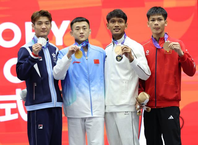 (260924) -- NAGOYA, Sept. 24, 2026 (Xinhua) -- Gold medalist Tang Sishuo (2nd L) of China, silver medalist Leung Yu Hong (1st L) of Hong Kong, China and bronze medalists Bintang Reindra Nada Guitara (2nd R) of Indonesia and Hua Yan Doan of Vietnam pose during the victory ceremony for the men's 60kg of Wushu at the 20th Asian Games Aichi-Nagoya 2026 in Nagoya, Japan, Sept. 24, 2026. (Xinhua/Long Lei)