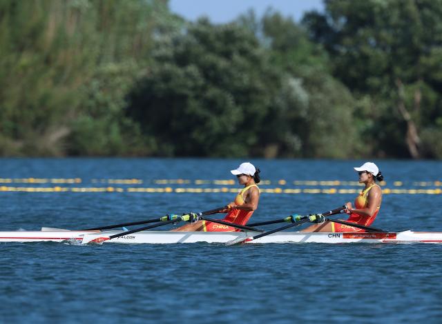 (260924) -- NAGOYA, Sept. 24, 2026 (Xinhua) -- Wang Sixuan/Shen Shuangmei of China compete during the Women's Double Sculls Final A of Rowing at the 20th Asian Games Aichi-Nagoya 2026 in Kaizu of Gifu Prefecture, Japan, Sept. 24, 2026. (Xinhua/Jia Haocheng)