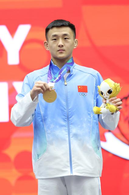 (260924) -- NAGOYA, Sept. 24, 2026 (Xinhua) -- Tang Sishuo of China pose during the victory ceremony for the men's 60kg of Wushu at the 20th Asian Games Aichi-Nagoya 2026 in Nagoya, Japan, Sept. 24, 2026. (Xinhua/Long Lei)