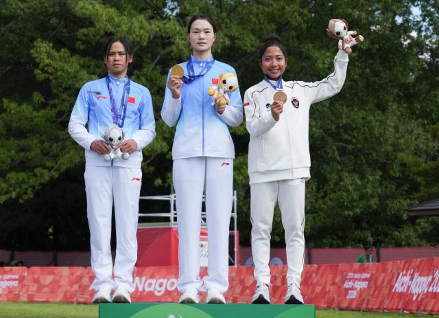 (260924) -- NAGOYA, Sept. 24, 2026 (Xinhua) -- Gold medalist Wu Zhifan (C) of China, silver medalist Liang Zhenglan (L) of China and bronze medalist Sayu Bella Sukma Dewi of Indonesia pose at the awarding ceremony for the women's cross-country final of cycling mountain bike at the 20th Asian Games Aichi-Nagoya 2026 in Nagoya, Japan, Sept. 24, 2026. (Xinhua/Cen Yunpeng)