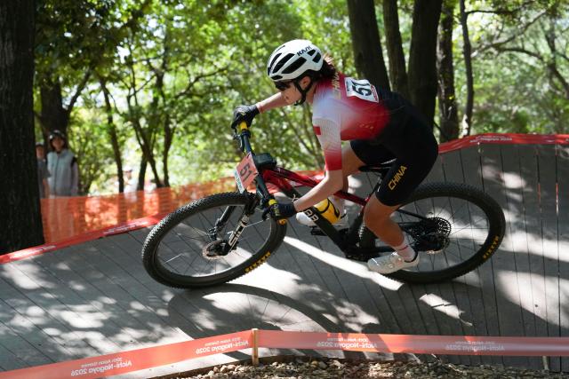 (260924) -- NAGOYA, Sept. 24, 2026 (Xinhua) -- Wu Zhifan of China competes during the women's cross-country final of cycling mountain bike at the 20th Asian Games Aichi-Nagoya 2026 in Nagoya, Japan, Sept. 24, 2026. (Xinhua/Cen Yunpeng)