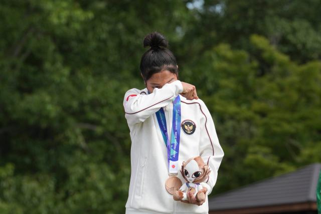 (260924) -- NAGOYA, Sept. 24, 2026 (Xinhua) -- Bronze medalist Sayu Bella Sukma Dewi of Indonesia reacts at the awarding ceremony for the women's cross-country final of cycling mountain bike at the 20th Asian Games Aichi-Nagoya 2026 in Nagoya, Japan, Sept. 24, 2026. (Xinhua/Cen Yunpeng)