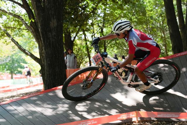 (260924) -- NAGOYA, Sept. 24, 2026 (Xinhua) -- Sayu Bella Sukma Dewi of Indonesia competes during the women's cross-country final of cycling mountain bike at the 20th Asian Games Aichi-Nagoya 2026 in Nagoya, Japan, Sept. 24, 2026. (Xinhua/Cen Yunpeng)