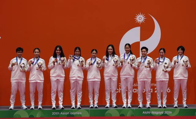 (260924) -- ICHINOMIYA, Sept. 24, 2026 (Xinhua) -- Bronze medalists team Indonesia pose during the awarding ceremony for the badminton women's team event at the 20th Asian Games Aichi-Nagoya 2026 in Ichinomiya of Aichi Prefecture, Japan, Sept. 24, 2026. (Xinhua/Li Bo)