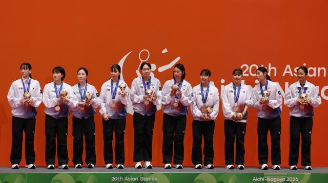 (260924) -- ICHINOMIYA, Sept. 24, 2026 (Xinhua) -- Bronze medalists team South Korea react during the awarding ceremony for the badminton women's team event at the 20th Asian Games Aichi-Nagoya 2026 in Ichinomiya of Aichi Prefecture, Japan, Sept. 24, 2026. (Xinhua/Li Bo)