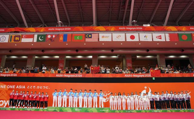 (260924) -- ICHINOMIYA, Sept. 24, 2026 (Xinhua) -- Gold medalists team China (2nd L), silver medalists team Japan (1st L) and bronze medalists team Indonesia and team South Korea (1st R) pose during the awarding ceremony for the badminton women's team event at the 20th Asian Games Aichi-Nagoya 2026 in Ichinomiya of Aichi Prefecture, Japan, Sept. 24, 2026. (Xinhua/Hou Zhaokang)