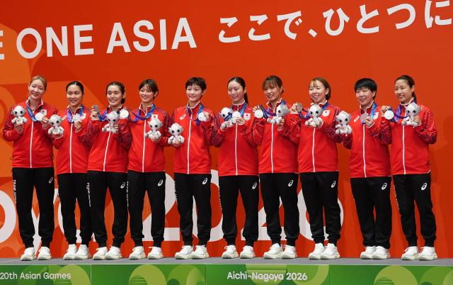 (260924) -- ICHINOMIYA, Sept. 24, 2026 (Xinhua) -- Silver medalists team Japan pose during the awarding ceremony for the badminton women's team event at the 20th Asian Games Aichi-Nagoya 2026 in Ichinomiya of Aichi Prefecture, Japan, Sept. 24, 2026. (Xinhua/Hou Zhaokang)