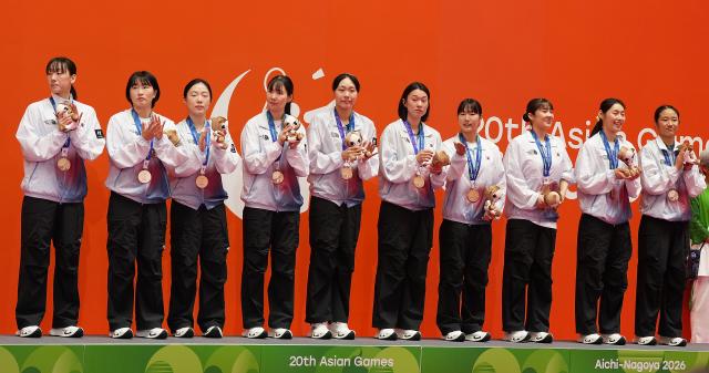 (260924) -- ICHINOMIYA, Sept. 24, 2026 (Xinhua) -- Bronze medalists team South Korea celebrate during the awarding ceremony for the badminton women's team event at the 20th Asian Games Aichi-Nagoya 2026 in Ichinomiya of Aichi Prefecture, Japan, Sept. 24, 2026. (Xinhua/Hou Zhaokang)