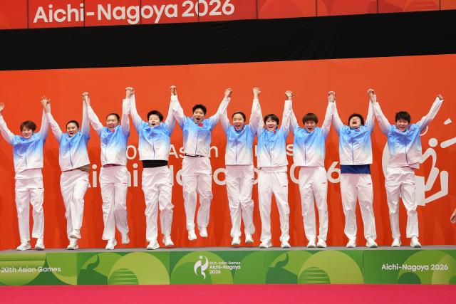 (260924) -- ICHINOMIYA, Sept. 24, 2026 (Xinhua) -- Gold medalists team China celebrate during the awarding ceremony for the badminton women's team event at the 20th Asian Games Aichi-Nagoya 2026 in Ichinomiya of Aichi Prefecture, Japan, Sept. 24, 2026. (Xinhua/Hou Zhaokang)