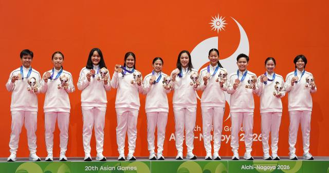(260924) -- ICHINOMIYA, Sept. 24, 2026 (Xinhua) -- Bronze medalists team Indonesia pose during the awarding ceremony for the badminton women's team event at the 20th Asian Games Aichi-Nagoya 2026 in Ichinomiya of Aichi Prefecture, Japan, Sept. 24, 2026. (Xinhua/Hou Zhaokang)