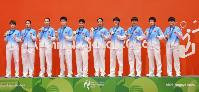 (260924) -- ICHINOMIYA, Sept. 24, 2026 (Xinhua) -- Gold medalists team China pose during the awarding ceremony for the badminton women's team event at the 20th Asian Games Aichi-Nagoya 2026 in Ichinomiya of Aichi Prefecture, Japan, Sept. 24, 2026. (Xinhua/Hou Zhaokang)