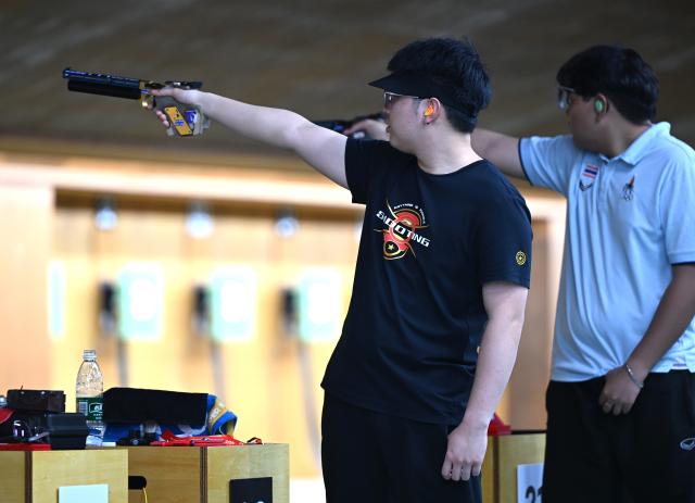 (260924) -- TOYOTA, Sept. 24, 2026 (Xinhua) -- Hu Kai (L) of team China competes during the 10m Air Pistol men team final of Shooting at the 20th Asian Games Aichi-Nagoya 2026 in Toyota of Aichi Prefecture, Japan, Sept. 24, 2026. (Xinhua/Liu Lei)