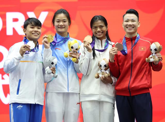 (260924) -- NAGOYA, Sept. 24, 2026 (Xinhua) -- Gold medalist Zhang Xiaoyu (2nd L) of China, silver medalist Roshibina Devi Naorem (1st L) of India and bronze medalists Nguyen Thi Thu Thuy (1st R) of Vietnam and Thania Kusumaningtyas of Indonesia pose during the women's 60kg of Wushu at the 20th Asian Games Aichi-Nagoya 2026 in Nagoya, Japan, Sept. 24, 2026. (Xinhua/Long Lei)
