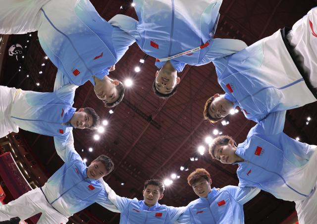 (260924) -- ICHINOMIYA, Sept. 24, 2026 (Xinhua) -- Team China gather together before the men's team final of badminton between China and Indonesia at the 20th Asian Games Aichi-Nagoya 2026 in Ichinomiya of Aichi Prefecture, Japan, Sept. 24, 2026. (Xinhua/Li Bo)