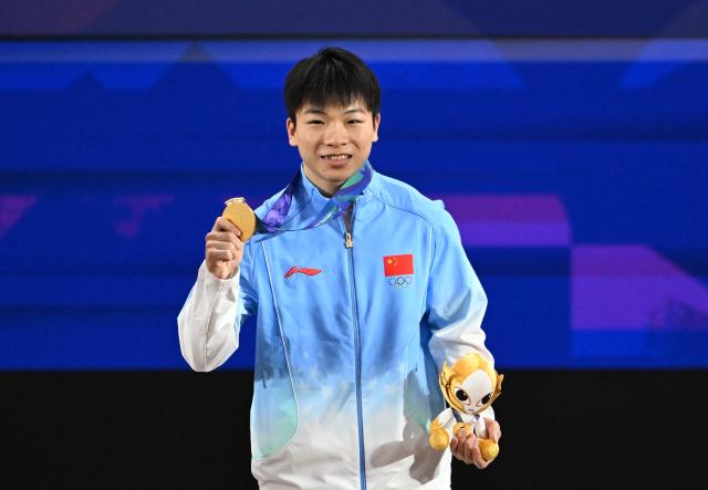 (260924) -- NAGOYA, Sept. 24, 2026 (Xinhua) -- Gold medalist Yang Yang of China poses for photos during the awarding ceremony for the men's 60kg of weightlifting at the 20th Asian Games Aichi-Nagoya 2026 in Nagoya, Japan, Sept. 24, 2026. (Xinhua/Yu Yang)