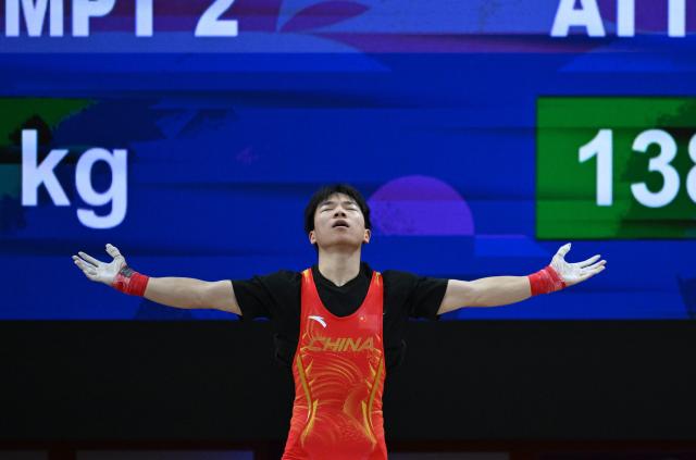 (260924) -- NAGOYA, Sept. 24, 2026 (Xinhua) -- Yang Yang of China celebrates during the men's 60kg final of weightlifting at the 20th Asian Games Aichi-Nagoya 2026 in Nagoya, Japan, Sept. 24, 2026. (Xinhua/Yu Yang)