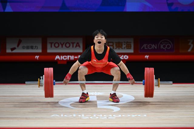(260924) -- NAGOYA, Sept. 24, 2026 (Xinhua) -- Yang Yang of China competes during the men's 60kg final of weightlifting at the 20th Asian Games Aichi-Nagoya 2026 in Nagoya, Japan, Sept. 24, 2026. (Xinhua/Yu Yang)