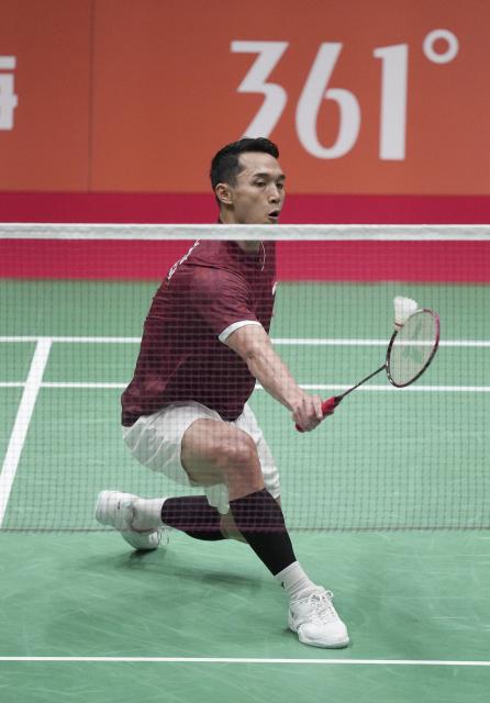 (260924) -- ICHINOMIYA, Sept. 24, 2026 (Xinhua) -- Jonatan Christie of Indonesia returns a shot to Shi Yuqi of China during the men's team final of badminton between China and Indonesia at the 20th Asian Games Aichi-Nagoya 2026 in Ichinomiya of Aichi Prefecture, Japan, Sept. 24, 2026. (Xinhua/Hou Zhaokang)