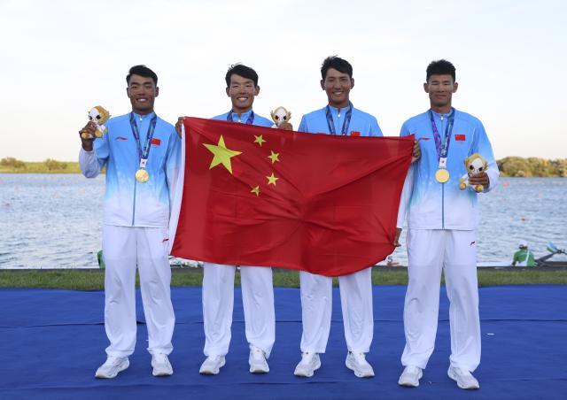 (260924) -- KAIZU, Sept. 24, 2026 (Xinhua) -- Gold medalists Ou Zhiwei, Xue Hao, Zhang Xiuli and Mu Xiaolong (from L to R) of Team China pose during the awarding ceremony after the men's Quadruple Sculls final of Rowing at the 20th Asian Games Aichi-Nagoya 2026 in Kaizu of Gifu Prefecture, Japan, Sept. 24, 2026. (Xinhua/Jia Haocheng)