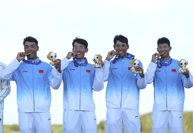 (260924) -- KAIZU, Sept. 24, 2026 (Xinhua) -- Gold medalists Ou Zhiwei, Xue Hao, Zhang Xiuli and Mu Xiaolong (from L to R) of Team China pose during the awarding ceremony after the men's Quadruple Sculls final of Rowing at the 20th Asian Games Aichi-Nagoya 2026 in Kaizu of Gifu Prefecture, Japan, Sept. 24, 2026. (Xinhua/Jia Haocheng)
