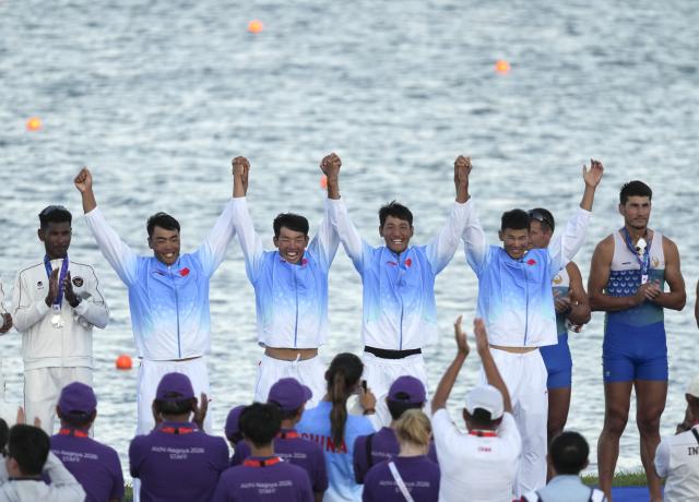 (260924) -- KAIZU, Sept. 24, 2026 (Xinhua) -- Gold medalists Ou Zhiwei, Xue Hao, Zhang Xiuli and Mu Xiaolong (from L to R) of Team China pose during the awarding ceremony after the men's Quadruple Sculls final of Rowing at the 20th Asian Games Aichi-Nagoya 2026 in Kaizu of Gifu Prefecture, Japan, Sept. 24, 2026. (Xinhua/Zhou Mi)