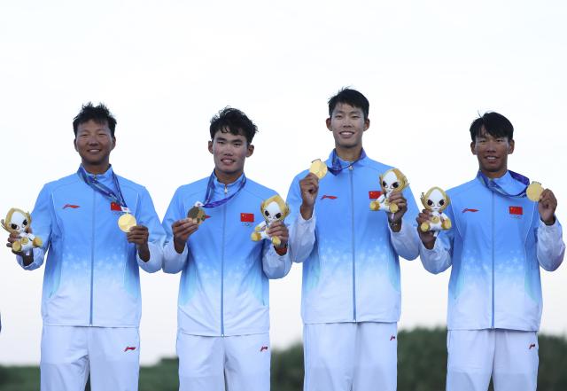 (260924) -- KAIZU, Sept. 24, 2026 (Xinhua) -- Gold medalists Bian Shihao, Shao Zhiqiang, Li Zepeng and Li Chun (from L to R) of team China pose during the awarding ceremony after the men's four final of Rowing at the 20th Asian Games Aichi-Nagoya 2026 in Kaizu of Gifu Prefecture, Japan, Sept. 24, 2026. (Xinhua/Jia Haocheng)