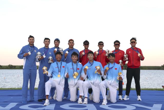 (260924) -- KAIZU, Sept. 24, 2026 (Xinhua) -- Gold medalist team China (front), siver medalist team Uzbekistan (L, back) and bronze medalist team Vietnam pose during the awarding ceremony after the men's four final of Rowing at the 20th Asian Games Aichi-Nagoya 2026 in Kaizu of Gifu Prefecture, Japan, Sept. 24, 2026. (Xinhua/Jia Haocheng)
