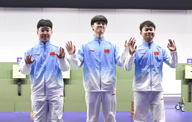(260924) -- TOYOTA, Sept. 24, 2026 (Xinhua) -- Gold medalists Hu Kai (L), Bu Shuaihang (C) and Xie Yu greet the spectators during the awarding ceremony for the 10m Air Pistol men team of Shooting at the 20th Asian Games Aichi-Nagoya 2026 in Toyota of Aichi Prefecture, Japan, Sept. 24, 2026. (Xinhua/Liu Lei)