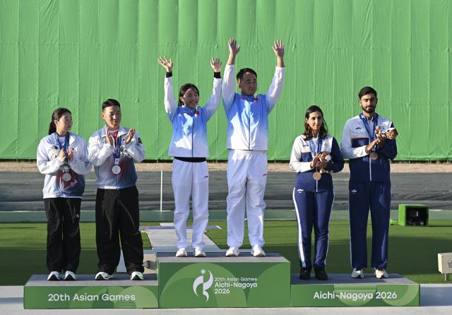(260924) -- TOYOTA, Sept. 24, 2026 (Xinhua) -- Gold medalists Lyu Jianlin (3rd R)/Jiang Yiting (3rd L) of team China, silver medalists Lee Jongjun (2nd L)/Jang Kookhee (1st L), and bronze medalists Anant Jeet Singh Naruka (1st R)/Parinaaz Dhaliwal of team India pose during the awarding ceremony for the Skeet mixed team final of Shooting at the 20th Asian Games Aichi-Nagoya 2026 in Toyota of Aichi Prefecture, Japan, Sept. 24, 2026. (Xinhua/Liu Lei)