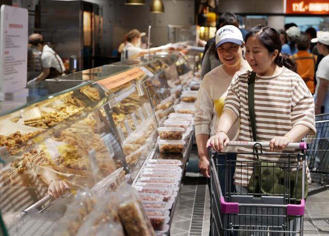 (260924) -- BEIJING, Sept. 24, 2026 (Xinhua) -- People select goods at a supermarket of Pangdonglai, an influential retail chain operating supermarkets, shopping malls and cinemas, in Xuchang, central China's Henan Province, April 15, 2025. (Xinhua/Li Jianan)