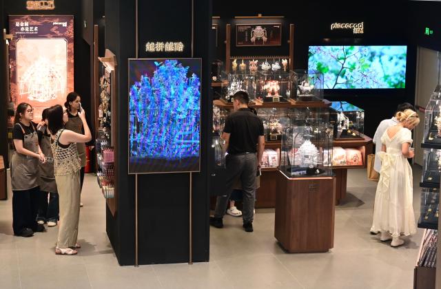 (260924) -- BEIJING, Sept. 24, 2026 (Xinhua) -- People visit a store of Piececool, an art toy maker, at a shopping mall in Xiamen, southeast China's Fujian Province, Aug. 21, 2026. (Xinhua/Lin Shanchuan)