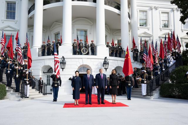 (260924) -- WASHINGTON, Sept. 24, 2026 (Xinhua) -- Chinese President Xi Jinping and his wife Peng Liyuan pose for a group photo with U.S. President Donald Trump and his wife Melania Trump during a welcome ceremony at the White House in Washington, D.C., the United States, Sept. 24, 2026. Trump held a welcome ceremony for Xi, who is on a state visit to the United States, at the White House on Thursday. (Xinhua/Xie Huanchi)