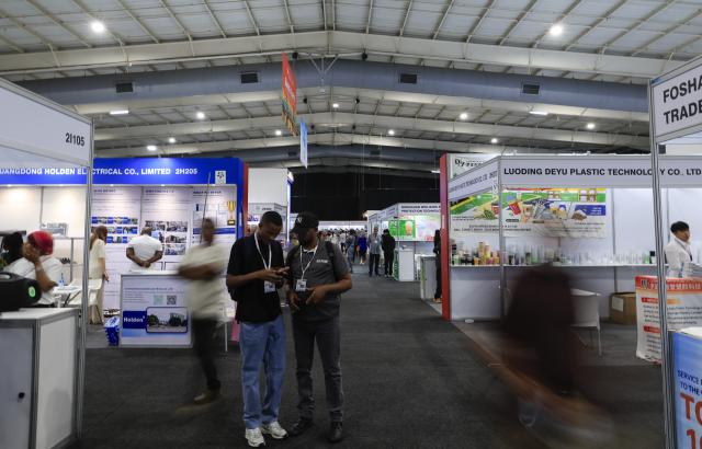 (260924) -- JOHANNESBURG, Sept. 24, 2026 (Xinhua) -- People visit the China Homelife South Africa at the Gallagher Convention Center in Johannesburg, South Africa, Sept. 23, 2026. TO GO WITH "Roundup: S. Africa trade fair connects Chinese manufacturers with African buyers" (Xinhua/Chen Wei)