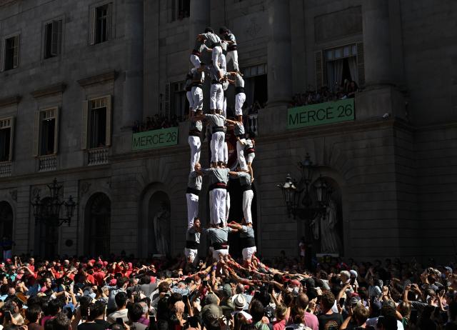 (260925) -- BARCELONA, Sept. 25, 2026 (Xinhua) -- People observe the human-tower tradition, known as castells, during the La Merce festival in Barcelona, Spain, Sept. 24, 2026. La Merce, Barcelona's largest annual city festival, opened here on Wednesday, and will last until Sunday. (Xinhua/Cheng Min)