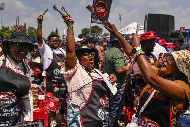 (260925) -- BEIJING, Sept. 25, 2026 (Xinhua) -- People participate in a barbecue festival at Loftus Stadium of Pretoria, South Africa, Sept. 24, 2026. The festival was held here on Thursday and attracted more than 2,000 people to participate. (Photo by Shiraaz Mohamed/Xinhua)
