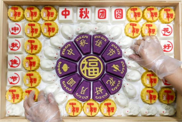 (260925) -- BEIJING, Sept. 25, 2026 (Xinhua) -- A cake maker arranges the hand-made Huizhou rice cakes in Shuanglong Village of Xiuning County, Huangshan City, east China's Anhui Province, Sept. 17, 2026. Eating rice cakes during the Mid-Autumn Festival is a traditional custom dating back to ancient Huizhou, which included Huangshan and neighboring areas, as the word "cake" sounds like "high" in Chinese, symbolizing promotion and steady progress. (Photo by Shi Yalei/Xinhua)
