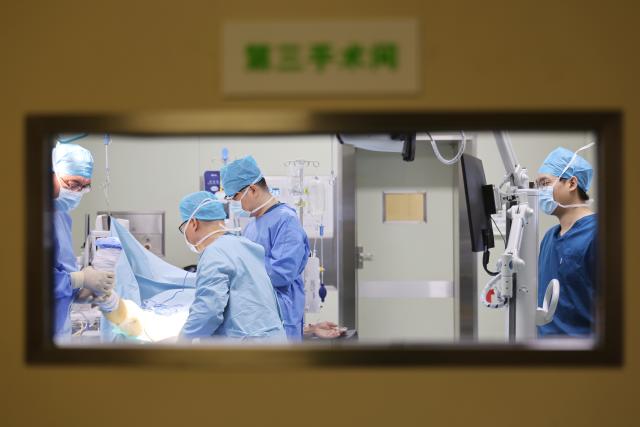 (260925) -- BEIJING, Sept. 25, 2026 (Xinhua) -- Medical members are pictured during a knee replacement surgery at Beichen Hospital of Nankai University in north China's Tianjin, Sept. 24, 2026. Doctors at Beichen Hospital of Nankai University in Tianjin performed a robot-assisted knee replacement procedure on Thursday. (Xinhua/Li Ran)
