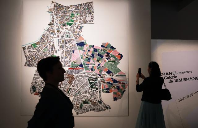 (260925) -- BEIJING, Sept. 25, 2026 (Xinhua) -- People visit the exhibition of la Galerie du 19M SHANGHAI during a press tour at the Museum of Art Pudong in Shanghai, east China, Sept. 24, 2026. (Xinhua/Gao Jing)