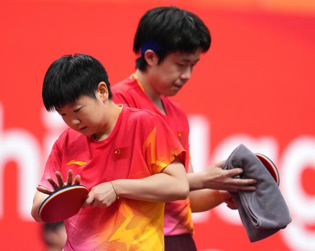(260925) -- TOYOTA, Sept. 25, 2026 (Xinhua) -- Wang Chuqin/Sun Yingsha (L) of China react during the mixed doubles quarterfinals of table tennis against Matsushima Sora/Harimoto Miwa of Japan at the 20th Asian Games Aichi-Nagoya 2026 in Toyota of Aichi Prefecture, Japan, Sept. 25, 2026. (Xinhua/Cheong Kam Ka)