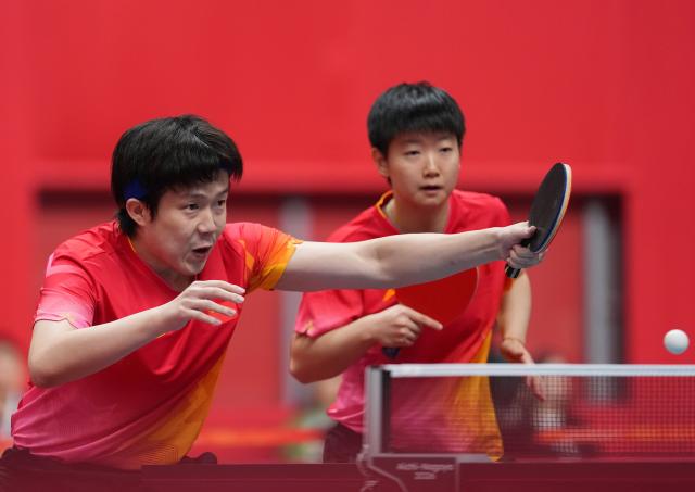 (260925) -- TOYOTA, Sept. 25, 2026 (Xinhua) -- Wang Chuqin (L)/Sun Yingsha of China compete during the mixed doubles quarterfinals of table tennis against Matsushima Sora/Harimoto Miwa of Japan at the 20th Asian Games Aichi-Nagoya 2026 in Toyota of Aichi Prefecture, Japan, Sept. 25, 2026. (Xinhua/Cheong Kam Ka)