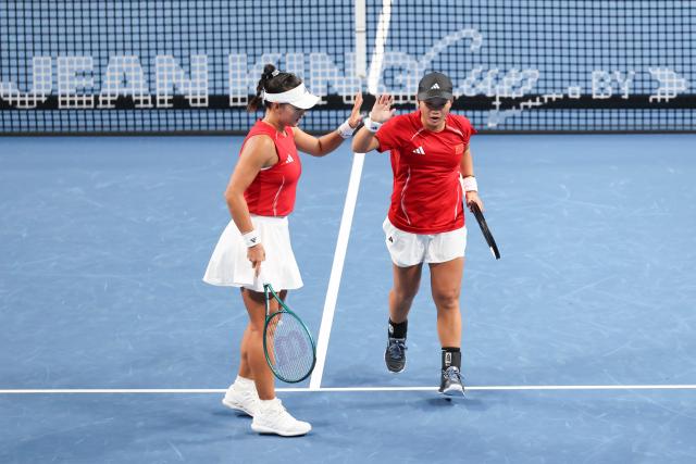 (260925) -- SHENZHEN, Sept. 25, 2026 (Xinhua) -- China's Jiang Xinyu/Guo Hanyu (L) celebrate in the match against Sara Errani/Jasmine Paolini of Italy during the quarterfinal match between China and Italy at the 2026 Billie Jean King Cup Finals in Shenzhen, south China's Guangdong Province, Sept. 24, 2026. (Xinhua/Liang Xu)