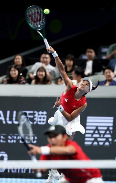 (260925) -- SHENZHEN, Sept. 25, 2026 (Xinhua) -- China's Jiang Xinyu/Guo Hanyu (back) compete against Sara Errani/Jasmine Paolini of Italy during the quarterfinal match between China and Italy at the 2026 Billie Jean King Cup Finals in Shenzhen, south China's Guangdong Province, Sept. 24, 2026. (Xinhua/Mao Siqian)