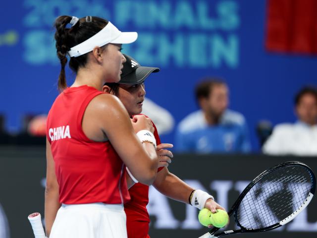 (260925) -- SHENZHEN, Sept. 25, 2026 (Xinhua) -- China's Jiang Xinyu/Guo Hanyu (L) compete against Sara Errani/Jasmine Paolini of Italy during the quarterfinal match between China and Italy at the 2026 Billie Jean King Cup Finals in Shenzhen, south China's Guangdong Province, Sept. 24, 2026. (Xinhua/Mao Siqian)