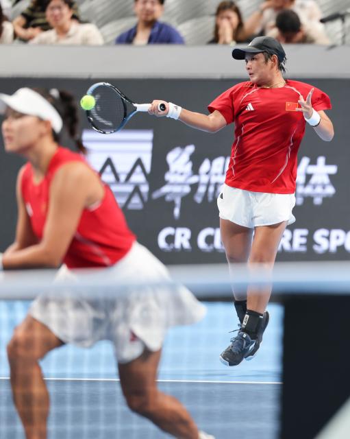 (260925) -- SHENZHEN, Sept. 25, 2026 (Xinhua) -- China's Jiang Xinyu (R)/Guo Hanyu compete against Sara Errani/Jasmine Paolini of Italy during the quarterfinal match between China and Italy at the 2026 Billie Jean King Cup Finals in Shenzhen, south China's Guangdong Province, Sept. 24, 2026. (Xinhua/Liang Xu)