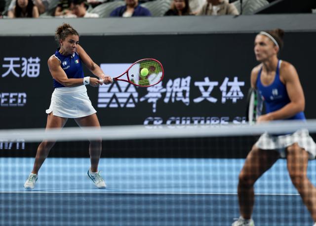 (260925) -- SHENZHEN, Sept. 25, 2026 (Xinhua) -- Sara Errani/Jasmine Paolini(L) of Italy compete against China's Jiang Xinyu/Guo Hanyu during the quarterfinal match between China and Italy at the 2026 Billie Jean King Cup Finals in Shenzhen, south China's Guangdong Province, Sept. 24, 2026. (Xinhua/Mao Siqian)