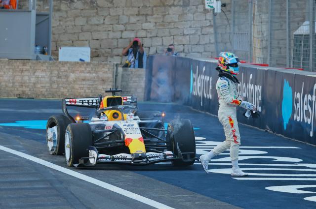(260925) -- BAKU, Sept. 25, 2026 (Xinhua) -- Racing Bulls' Arvid Lindblad of Britain leaves the car after crashing during the practice session of the Formula One Azerbaijan Grand Prix at the Baku City Circuit in Baku, capital of Azerbaijan, Sept. 24, 2026. (Xinhua/Chen Junfeng)