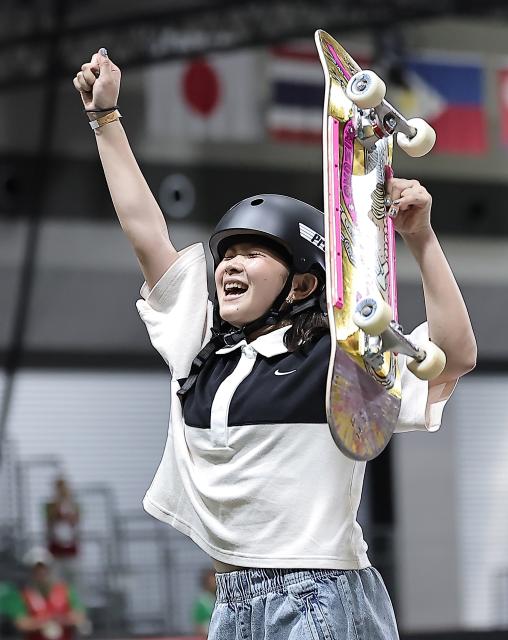 (260925) -- NAGOYA, Sept. 25, 2026 (Xinhua) -- Hasegawa Mizuho of Japan celebrates during the women's park final of skateboarding at the 20th Asian Games Aichi-Nagoya 2026 in Tokoname of Aichi Prefecture, Japan, Sept. 25, 2026. (Xinhua/Long Lei)